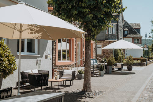 Gemütlicher Außenbereich im Hotel Zur Marienburg in Pünderich